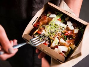 Making Healthy Choices at Restaurants and Takeaways